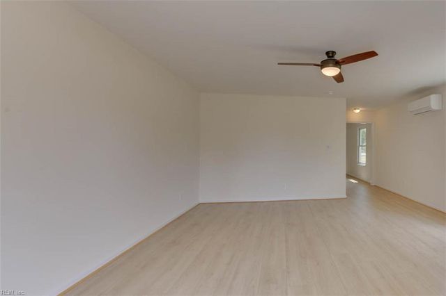 6881 Michael LN, Hayes, VA 23072