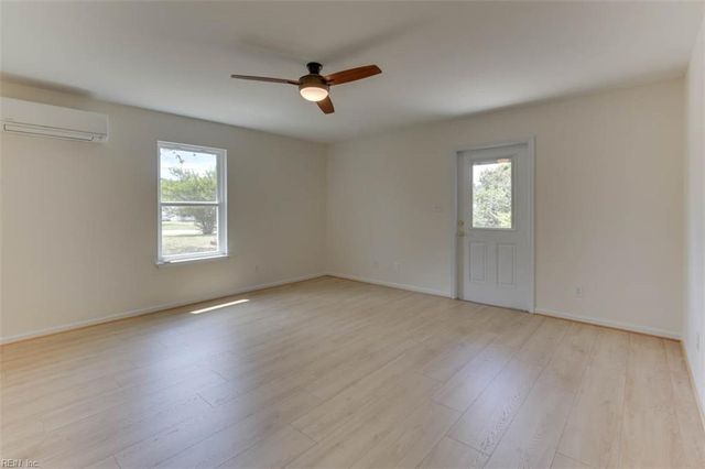 6881 Michael LN, Hayes, VA 23072