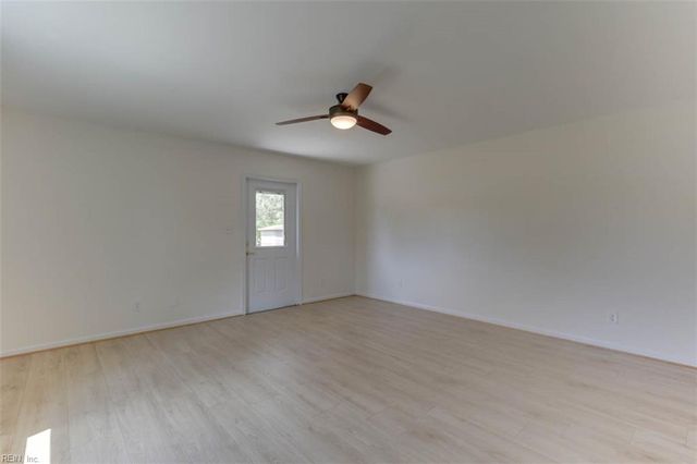 6881 Michael LN, Hayes, VA 23072