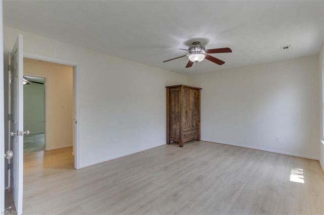 6881 Michael LN, Hayes, VA 23072