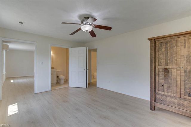 6881 Michael LN, Hayes, VA 23072