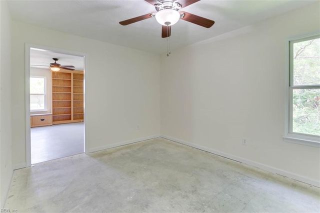 6881 Michael LN, Hayes, VA 23072