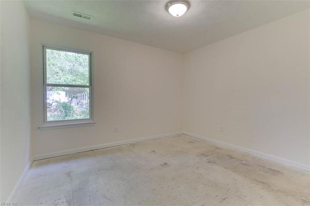 6881 Michael LN, Hayes, VA 23072