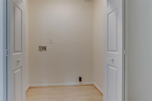 6881 Michael LN, Hayes, VA 23072