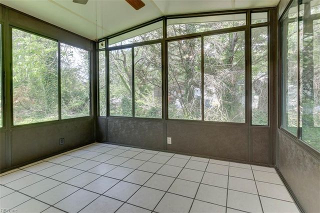 6881 Michael LN, Hayes, VA 23072