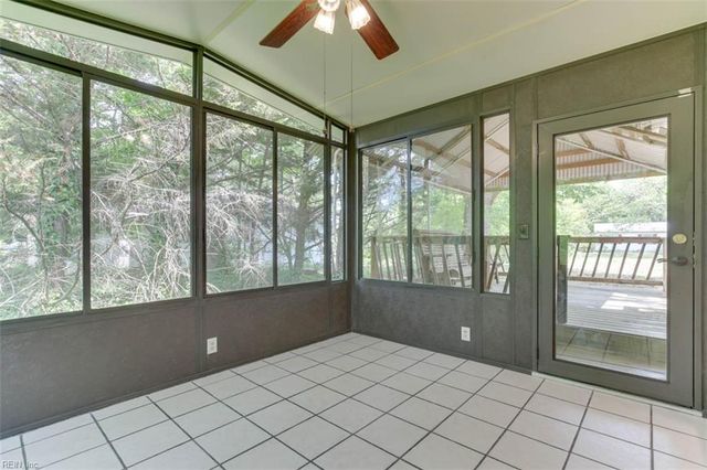 6881 Michael LN, Hayes, VA 23072