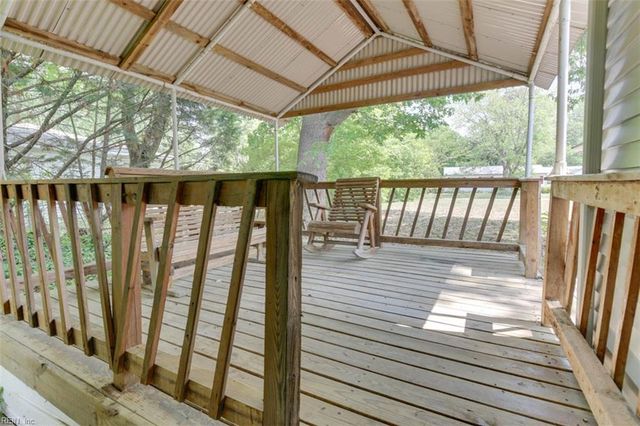 6881 Michael LN, Hayes, VA 23072