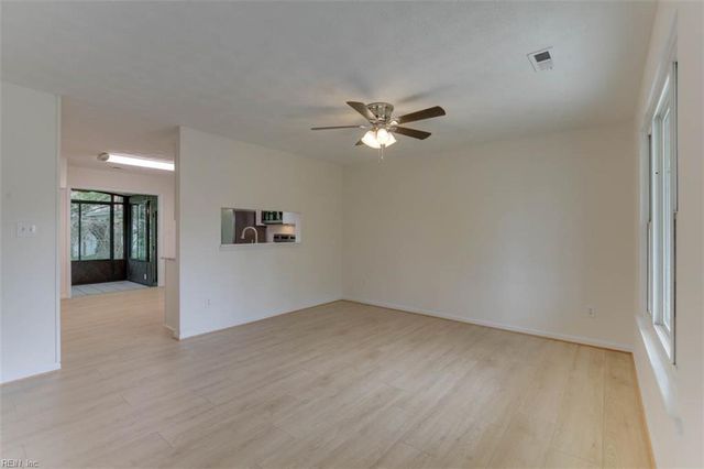 6881 Michael LN, Hayes, VA 23072