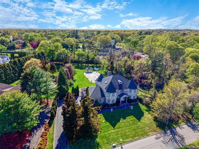 2 Deepwells Lane, Saint James, NY 11780