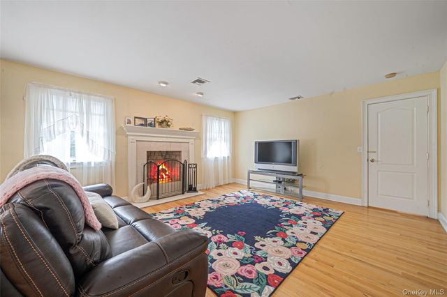 2 Deepwells Lane, Saint James, NY 11780