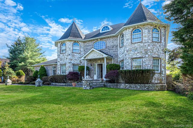 2 Deepwells Lane, Saint James, NY 11780