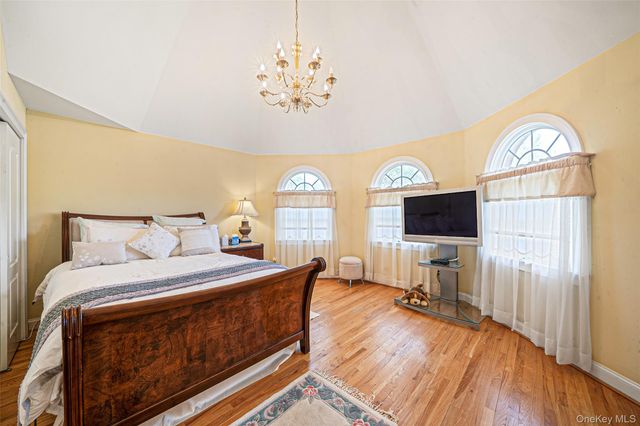 2 Deepwells Lane, Saint James, NY 11780