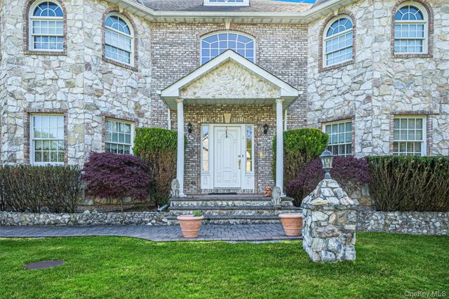 2 Deepwells Lane, Saint James, NY 11780