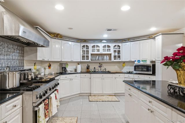 2 Deepwells Lane, Saint James, NY 11780