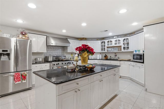 2 Deepwells Lane, Saint James, NY 11780