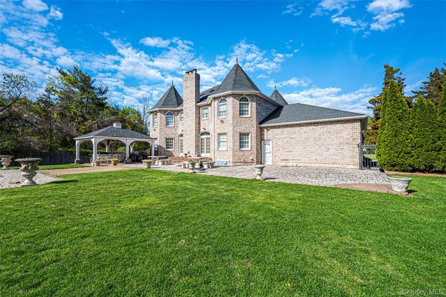 2 Deepwells Lane, Saint James, NY 11780