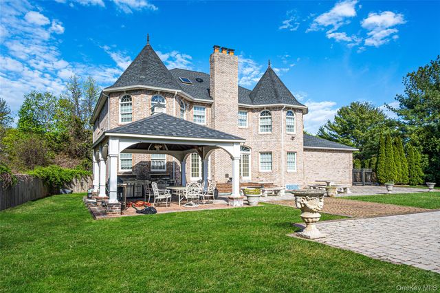 2 Deepwells Lane, Saint James, NY 11780