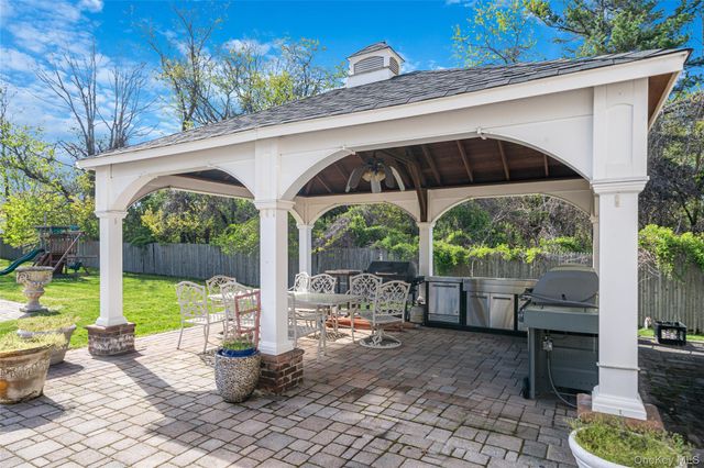 2 Deepwells Lane, Saint James, NY 11780