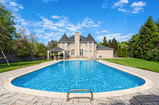 2 Deepwells Lane, Saint James, NY 11780