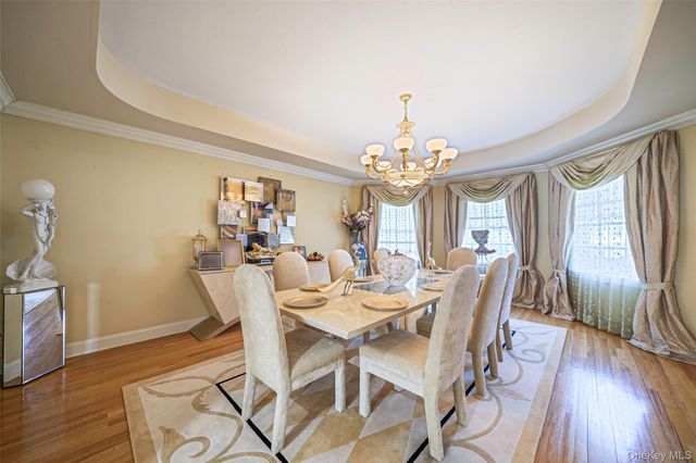 2 Deepwells Lane, Saint James, NY 11780