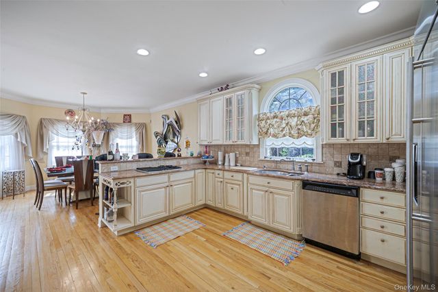 2 Deepwells Lane, Saint James, NY 11780
