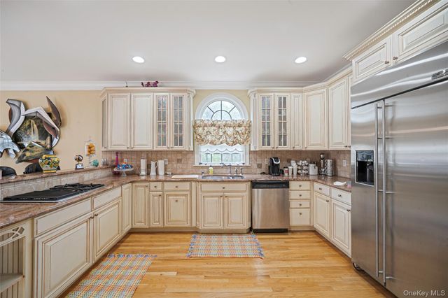 2 Deepwells Lane, Saint James, NY 11780