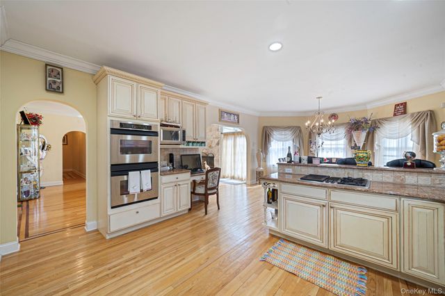 2 Deepwells Lane, Saint James, NY 11780