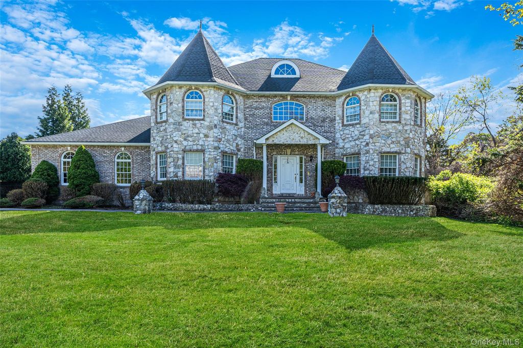 2 Deepwells Lane, Saint James, NY 11780