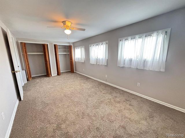 1528 Roslyn Road, Grosse Pointe Woods, MI 48236