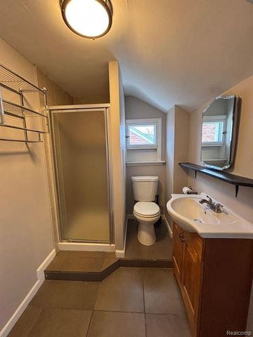 1528 Roslyn Road, Grosse Pointe Woods, MI 48236