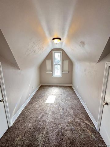 1528 Roslyn Road, Grosse Pointe Woods, MI 48236