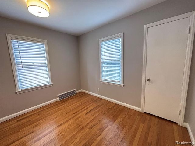 1528 Roslyn Road, Grosse Pointe Woods, MI 48236