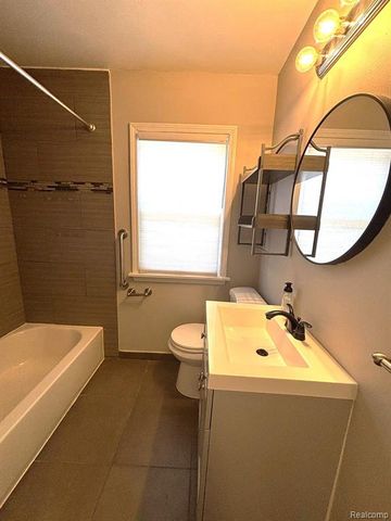 1528 Roslyn Road, Grosse Pointe Woods, MI 48236