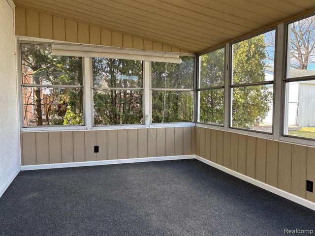 1528 Roslyn Road, Grosse Pointe Woods, MI 48236