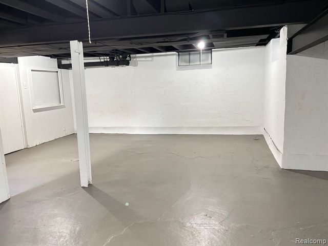 1528 Roslyn Road, Grosse Pointe Woods, MI 48236