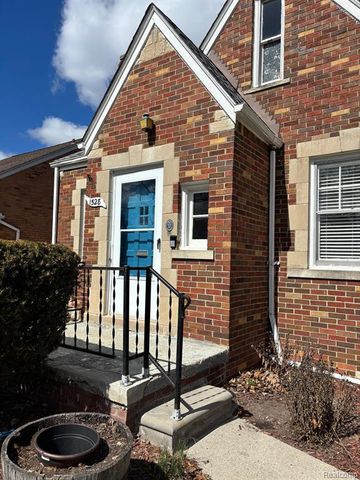 1528 Roslyn Road, Grosse Pointe Woods, MI 48236