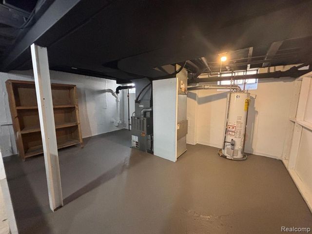 1528 Roslyn Road, Grosse Pointe Woods, MI 48236