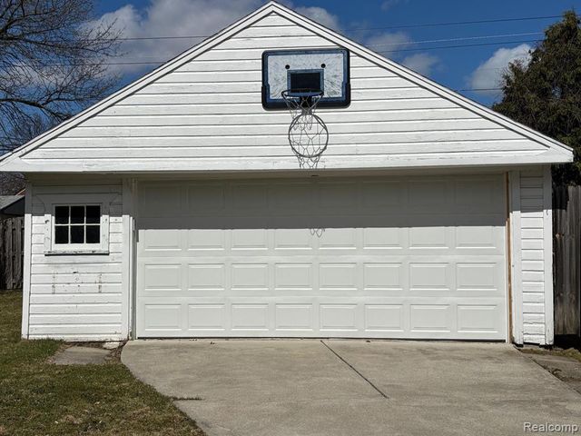 1528 Roslyn Road, Grosse Pointe Woods, MI 48236