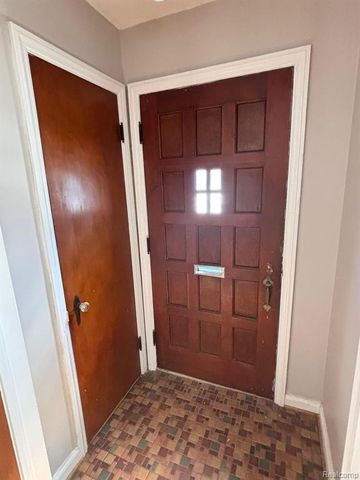 1528 Roslyn Road, Grosse Pointe Woods, MI 48236