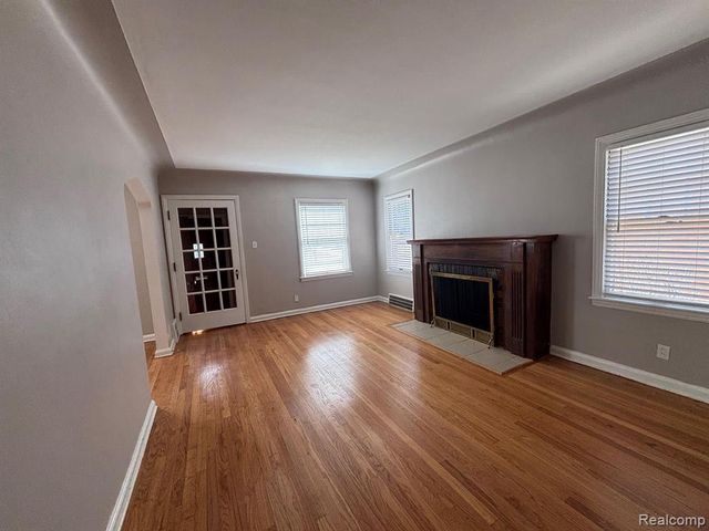 1528 Roslyn Road, Grosse Pointe Woods, MI 48236