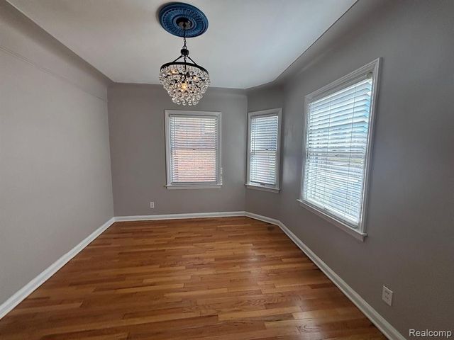 1528 Roslyn Road, Grosse Pointe Woods, MI 48236