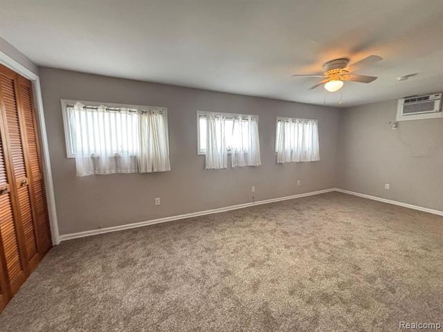 1528 Roslyn Road, Grosse Pointe Woods, MI 48236