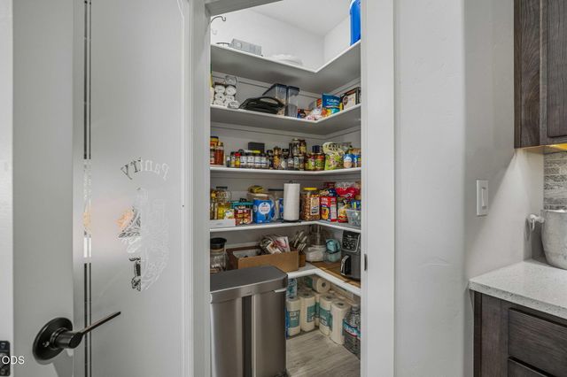 1777 NW Hemlock Avenue, Redmond, OR 97756