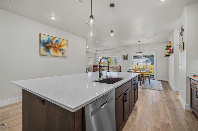 1777 NW Hemlock Avenue, Redmond, OR 97756
