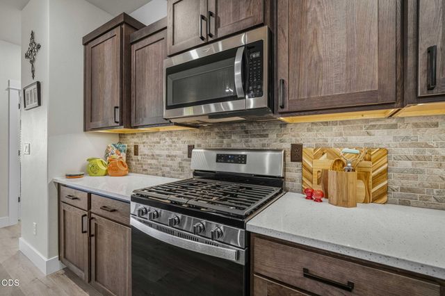 1777 NW Hemlock Avenue, Redmond, OR 97756