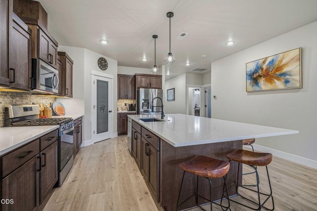 1777 NW Hemlock Avenue, Redmond, OR 97756