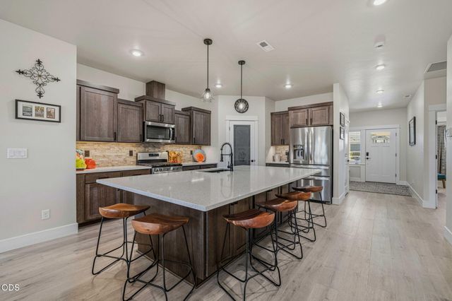 1777 NW Hemlock Avenue, Redmond, OR 97756