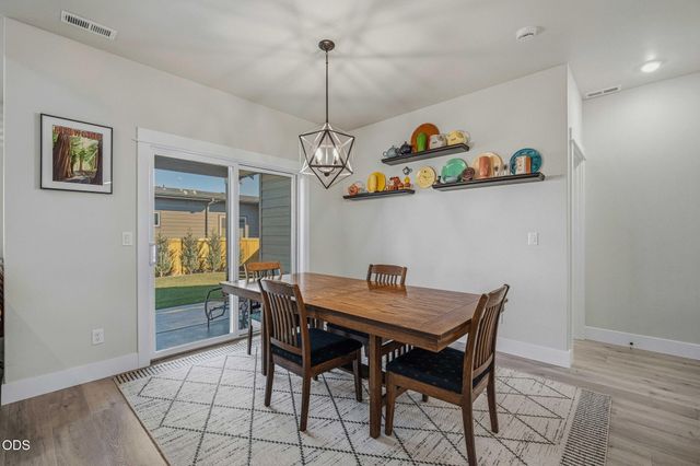 1777 NW Hemlock Avenue, Redmond, OR 97756