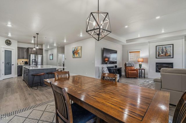1777 NW Hemlock Avenue, Redmond, OR 97756