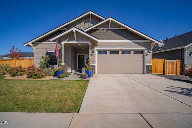 1777 NW Hemlock Avenue, Redmond, OR 97756